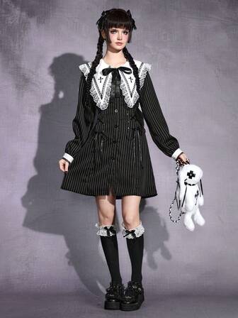 Robe gothique noire à col pointu contrasté avec dentelle et rayures, coupe ajustée et évasée, mini-robe