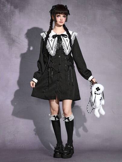 Robe gothique noire à col pointu contrasté avec dentelle et rayures, coupe ajustée et évasée, mini-robe