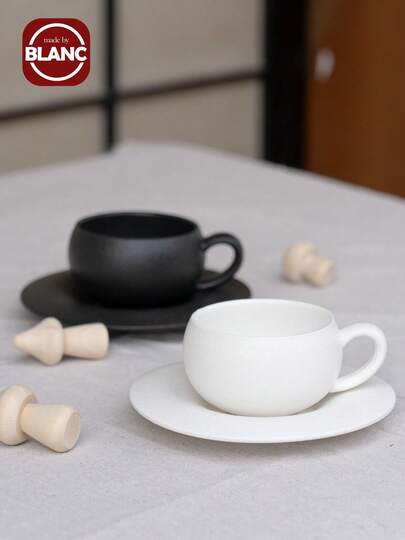 1套110ml黑色/白色陶瓷咖啡杯碟（一杯一碟），耐热易清洗杯子，适合饮用水、牛奶、燕麦、茶、果汁、早餐、咖啡、饮料等。适合咖啡馆、家庭、餐厅、派对、舞会、办公室、父亲节礼物、母亲节礼物、朋友礼物、男朋友和女朋友礼物、家人、老师、同事和其他节日礼物