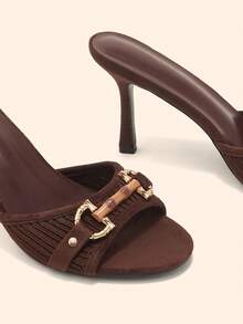 CUCCOO BASICS Giày sandal cao gót 8.8cm màu đen bằng da PU, kiểu dáng cổ điển, trang trí khóa vàng. - Nâu dệt - Xem 5