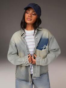 Athîral 女士休闲浅蓝色牛仔衬衫，饰有做旧字母印花，采用做旧字母图案设计，宽松版型，适合外出穿着，春假休闲，街头风百搭衬衫 - 藍色 - 查看 4