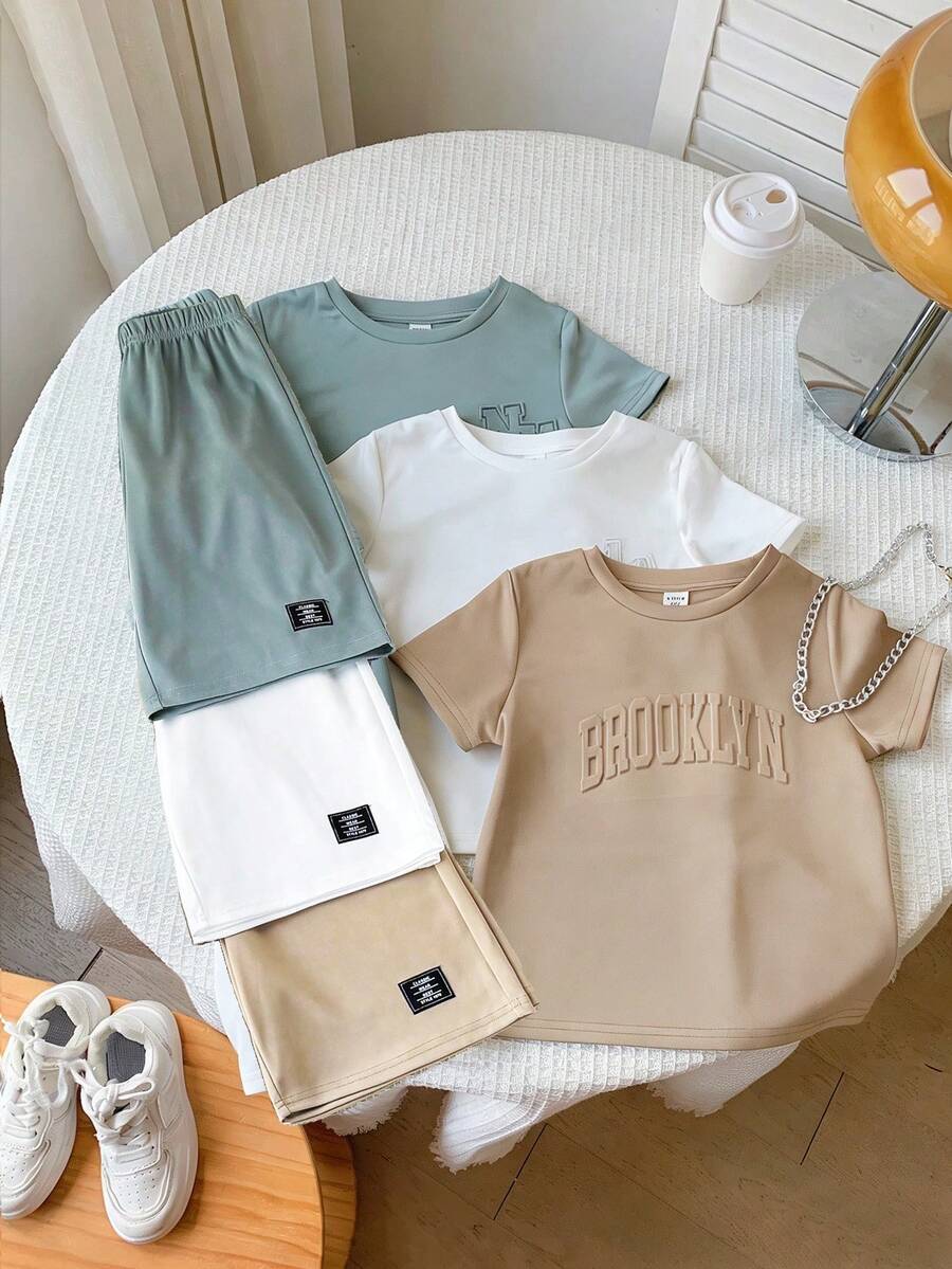 SHEIN Bộ 6 món dành cho bé trai tuổi teen, kiểu dáng thoải mái, thường ngày, gồm áo thun cổ tròn tay ngắn in nổi và quần short trang trí, bộ đồ hai mảnh giá trị cao, phù hợp cho dã ngoại, chụp ảnh đường phố, tiệc tùng và giải trí. - Nhiều màu - Xem 1