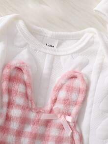 Conjunto para recém-nascido com body de manga comprida, pezinho e gorro em algodão jacquard xadrez com textura de coração e estampa 3D de coelho. - Branco - Ver 4