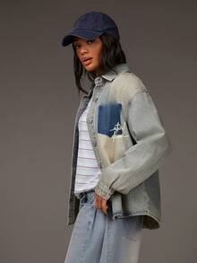 Athîral 女士休闲浅蓝色牛仔衬衫，饰有做旧字母印花，采用做旧字母图案设计，宽松版型，适合外出穿着，春假休闲，街头风百搭衬衫 - 藍色 - 查看 6