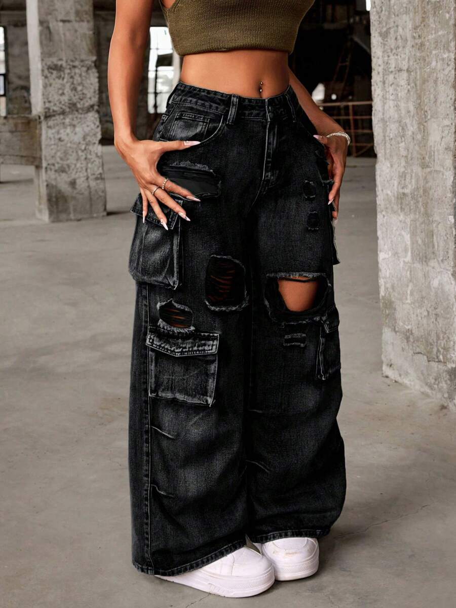 SHEIN PETITE Pantalones de mezclilla tipo cargo de pierna ancha casual para damas con agujeros y bolsillos desgastados - Negro - Ver 1