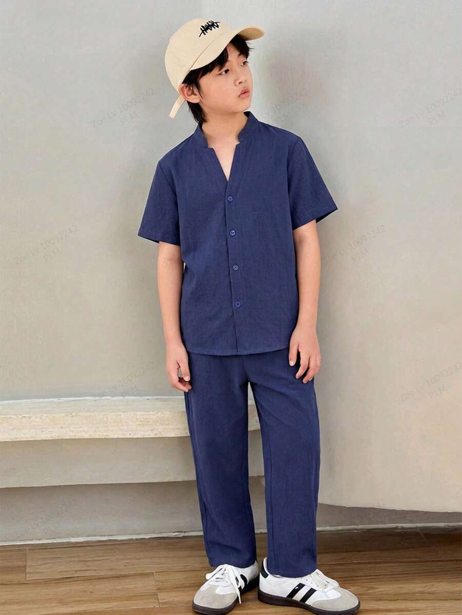 SHEIN 男童宽松休闲立领梭织纯色短袖衬衫和裤子套装(2件套) - 藏蓝色 - 查看 1