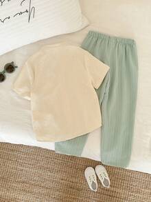 SHEIN 男童V领短袖梭织衬衫配绿色长裤套装（2件套），舒适休闲日常穿搭，春夏款 - 綠色 - 查看 2