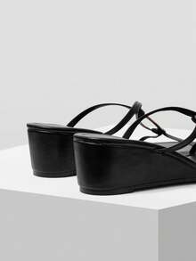 Mnmlis 魅力金属扣5厘米高跟女凉鞋鳄鱼皮人字拖女式坡跟假日拖鞋情人节 - 黑色(金屬) - 查看 6