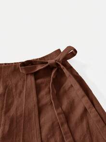 SHEIN Essnce Quần short nữ màu trơn, kiểu dáng bất đối xứng, thắt nút, thích hợp mặc mùa hè, gồm 2 chiếc váy và quần short, quần short nơ, quần short vải lanh cho nữ. - màu nâu - Xem 4