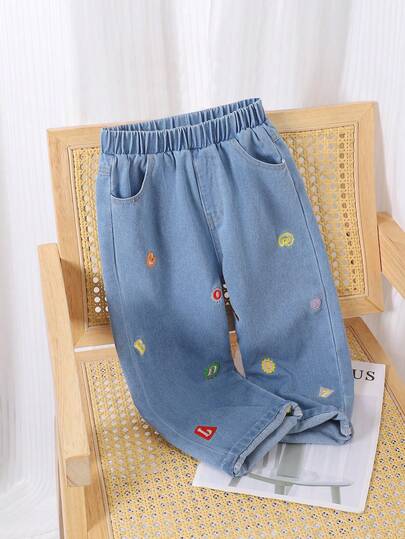 SHEIN Playful Pals Denimly 春夏新款男童宽松浅蓝色牛仔裤，弹性腰带设计，穿着舒适方便，搭配简单的T恤或衬衫，打造休闲时尚造型，另有卡通图案可选，增添活泼气息，是男童日常穿着的必备百搭单品，适合上学、户外活动、旅行、家庭活动、聚会等场合。