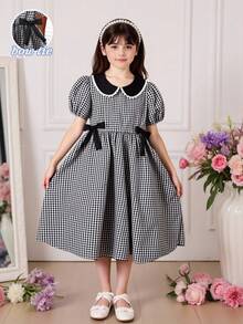 这款少女春夏黑白格子简约连衣裙，饰有白色蕾丝边彼得潘领、可拆卸黑色蝴蝶结、泡泡袖和收腰设计，适合打造优雅、淑女、学士风格的造型，是日常穿着、度假、派对、节日和新年活动的理想之选。 - 黑與白 - 查看 4