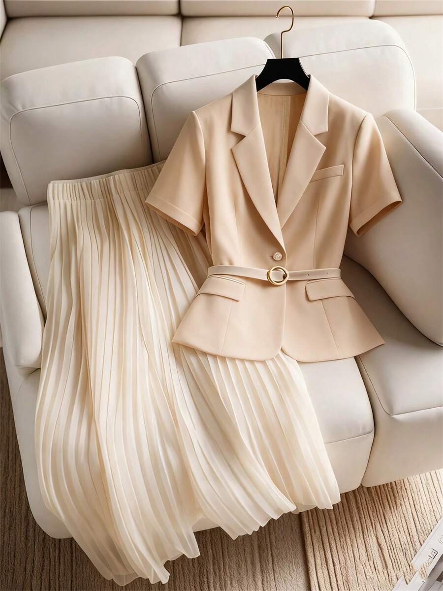 GlowEve Bộ vest nữ màu trơn thanh lịch, tay ngắn và chân váy xếp ly, thích hợp cho mùa xuân/hè. - Màu be - Xem 1