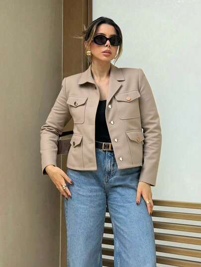 Chaqueta con Bolsillos Funcionales: Elegancia Estructurada y Detalles Distintivos