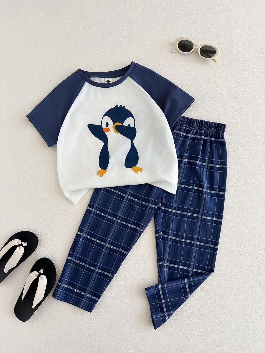 THE HAPPY LOOK Set de 2 piezas con parte superior de manga raglán con contraste de color de pingüino de dibujos animados y pantalones a cuadros para niño pequeño - Azul y blanco - Ver 1
