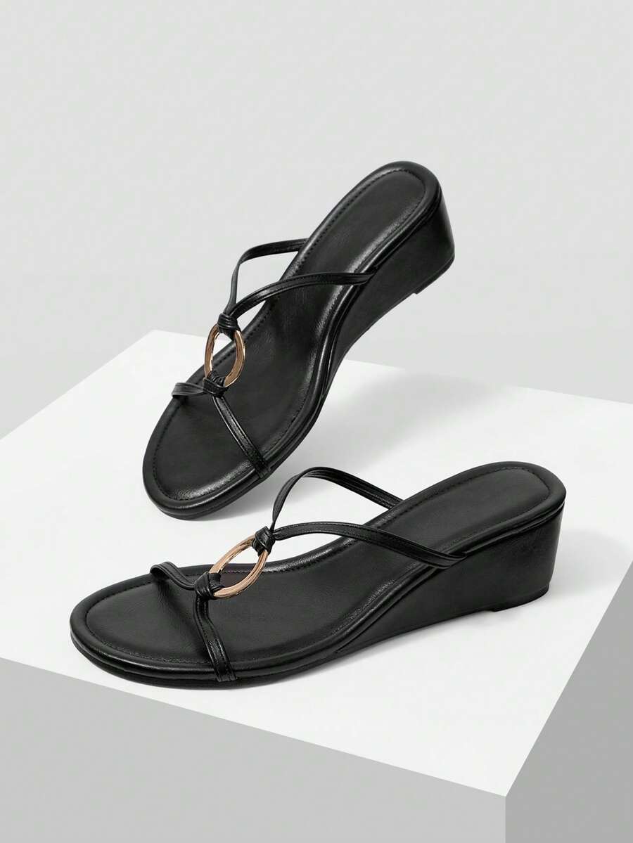 Mnmlis 魅力金属扣5厘米高跟女凉鞋鳄鱼皮人字拖女式坡跟假日拖鞋情人节 - 黑色(金屬) - 查看 1