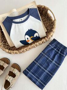 THE HAPPY LOOK Set de 2 piezas con parte superior de manga raglán con contraste de color de pingüino de dibujos animados y pantalones a cuadros para niño pequeño - Azul y blanco - Ver 3