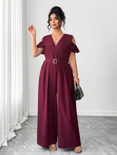 Elenzga Macacão feminino plus size, moderno e casual, cor sólida, com decote em V profundo, detalhes franzidos nos ombros, manga curta, amarração na cintura com fivela metálica e pernas largas. Ideal para primavera/verão, volta às aulas, férias, formatura, feriados, Dia dos Namorados, Natal, festivais de música, Dia das Mães, Halloween, Dia de Ação de Graças, Páscoa, Dia Nacional, galas, encontros, festas, casamentos e atividades ao ar livre.