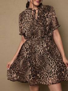 SHEIN VCAY 大码复古豹纹雪纺连衣裙，立领收腰+灯笼袖设计，性感优雅的早春短袖百搭A字迷你连衣裙，适合女性 - 棕色 - 查看 6
