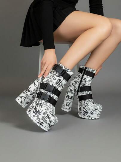 Botines de plataforma con tacón grueso alto, diseño urbano contemporáneo de silueta robusta y corte a media pierna confeccionados en material sintético blanco con grafismos en negro de inspiración artística y espíritu irreverente, estructura reforzada con cierre lateral y tres correas anchas ajustables que cruzan el empeine y el tobillo, suela con relieve dentado para mejor agarre y acabado visual impactante; un modelo ideal para quienes buscan expresividad y personalidad distintiva en cada paso