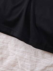 两件套修身短袖黑色T恤和配套短裤，胸前饰有白色骏马印花，腰部抽绳设计并点缀蝴蝶结，适合春夏休闲、放松和轻度运动穿着。 - 黑色 - 查看 6