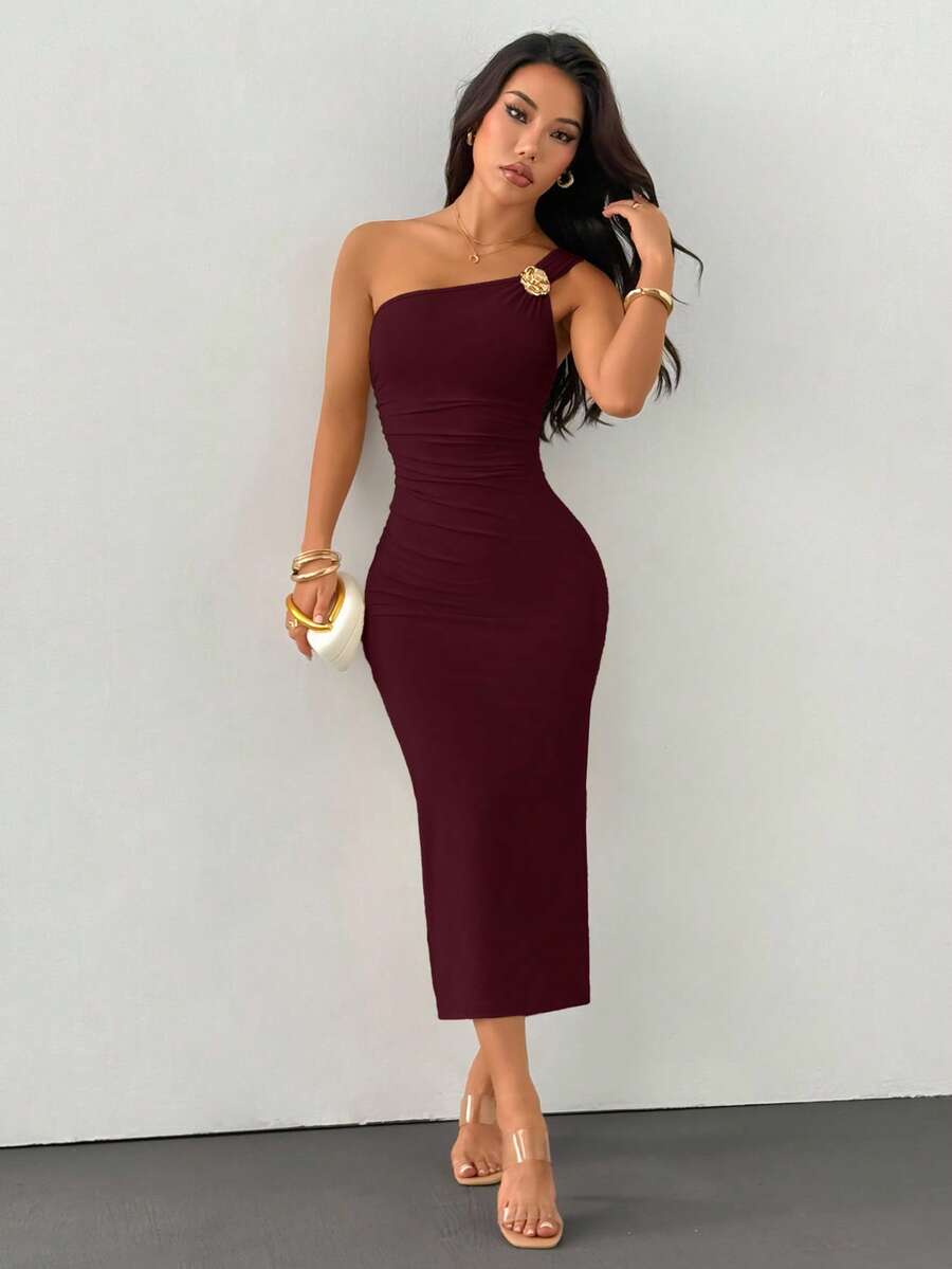 SHEIN PETITE فستان طويل ضيق بكتف واحد مع تنورة ذيل سمكة مجعدة وزينة بروش ذهبية اللون على الرقبة غير المتماثلة