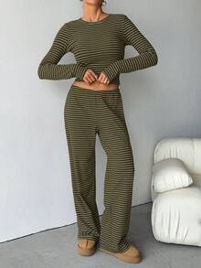 SHEIN Tall Bộ đồ ngủ nữ mặc nhà thoải mái, gồm áo thun dài tay cổ tròn kẻ sọc và quần ống rộng thẳng kẻ sọc, thích hợp mặc hàng ngày, chơi thể thao, mùa xuân hè, đi học. Bộ hai mảnh kẻ sọc nâu, bộ hai mảnh dài tay kẻ sọc. - xanh quân đội - Xem 5