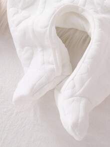 Conjunto para recém-nascido com body de manga comprida, pezinho e gorro em algodão jacquard xadrez com textura de coração e estampa 3D de coelho. - Branco - Ver 5