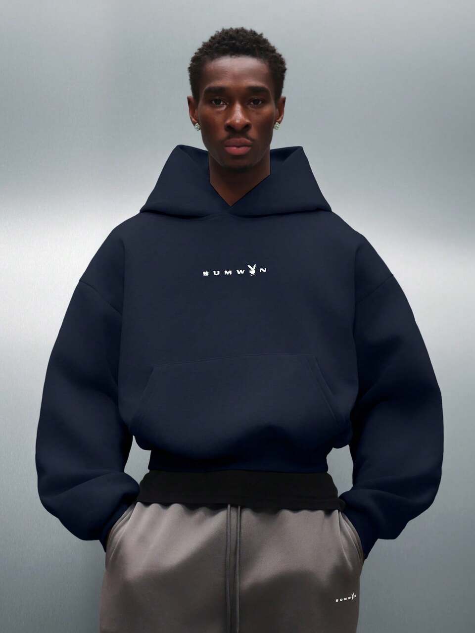 PLAYBOY X SUMWON Sudadera con capucha ajustada al Body con bolsillo delantero y logo para uso casual en invierno