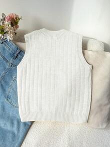 SHEIN 少女V领刺绣针织毛衣背心，柔软舒适，适合日常穿着、户外活动、旅行、度假、居家、托儿所和儿童游戏等场合。 - 米色 - 查看 2