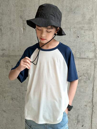 SHEIN 男童休闲撞色插肩袖圆领T恤，适合春夏季节、户外玩耍、上学、街头、派对和居家穿着。