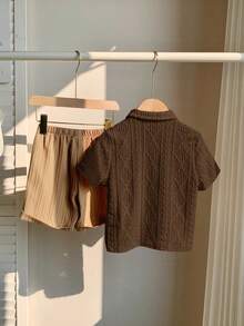 SHEIN 两件套男童休闲学院风纯白色镂空针织柔软圆领短袖开衫上衣和撞色卡其色束口舒适短裤，适合春夏季节日常穿着、上学、旅行、度假、派对等场合。 - 棕色 - 查看 2