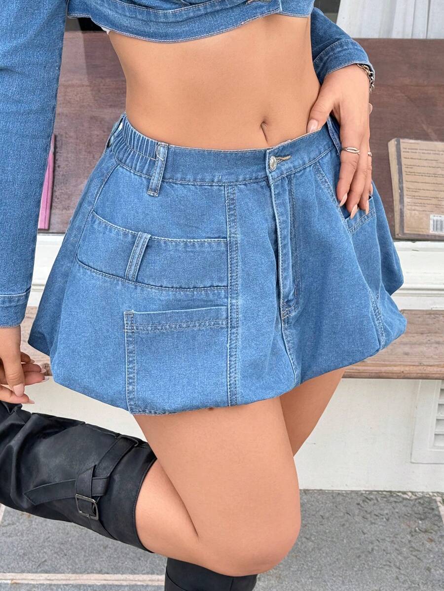 SHEIN EZwear Minifalda de mezclilla con bolsillos, bajo con efecto globo y parches, estilo casual y urbano, adecuada para el uso diario - Lavado ligero - Ver 1