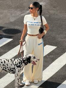 Muchica Bộ đồ nữ thường ngày gồm áo thun crop top in khẩu hiệu và quần dài. - Màu be - Xem 3