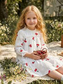 SHEIN Vintaside Kids Đầm công chúa dáng rộng thanh lịch cho bé gái, cổ áo xếp ly, tay phồng, thêu jacquard, hai lớp viền xếp ly, đầm công chúa tay dài in họa tiết hoa anh đào màu mơ cho bé gái, phiên bản mùa đông. Cổ tròn, tay phồng dài với chi tiết xếp ly, kiểu dáng giản dị và ngọt ngào với họa tiết hoa mơ. Hoàn hảo cho những buổi đi chơi thường ngày, mặc hàng ngày, cắm trại, họp mặt gia đình, kỳ nghỉ và chụp ảnh. Chiếc đầm tươi tắn và sành điệu này kết hợp phong cách preppy đa năng với vẻ năng động, phù hợp cho trang phục hàng ngày. Thiết kế ngọt ngào và mộc mạc làm cho nó phù hợp cho mùa thu, đông và xuân. - trắng - Xem 3