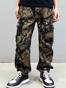 男童时尚迷彩印花牛仔裤，适合所有季节，休闲校园穿着，松紧腰带，工装口袋，宽松版型牛仔裤 - 卡其色 - 查看 1