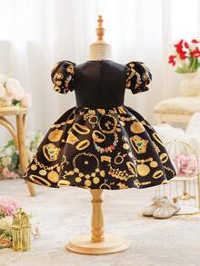 SHEIN Vestido elegante e sofisticado para bebê menina com estampa gráfica preta e mangas curtas, vestido formal com estampa floral patchwork, mangas compridas, estilo árabe casual, para bebês meninas na primavera/verão, ideal para férias em família / Jalabiya para bebê menina. Vestido vintage vermelho com estampa floral miúda de rosas, mangas curtas e corte em A, com detalhes dourados, vestido com estampa floral miúda, para combinar com mãe, filha e irmãs. - Multicolorido - Ver 9