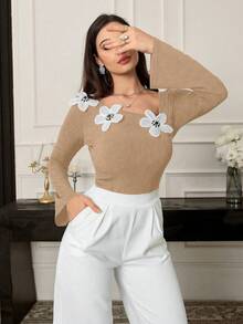 Modelyn Kaos Wanita Lengan Panjang Kerah Asimetris Elegan dengan Dekorasi Bunga 3D, Kaos Grafis Musim Semi dan Gugur untuk Wanita - Khaki - View 4