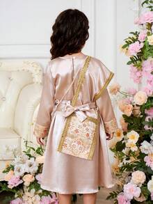 Vestido de niña de color champán con cuello redondo tejido en jacquard, con jacquard delantero, puño de manga de gota de agua abierto en la espalda, ribete de encaje dorado, chal, cinturón y bolso bandolera, elegante y de moda para salidas y fiestas - Albaricoque - Ver 2