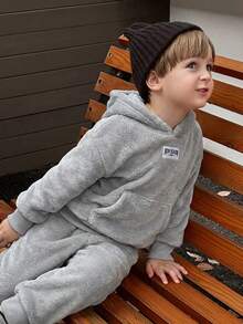 男童毛绒柔软连帽衫，带袋鼠口袋和刺绣贴片，搭配宽松运动裤套装 - 灰色 - 查看 9