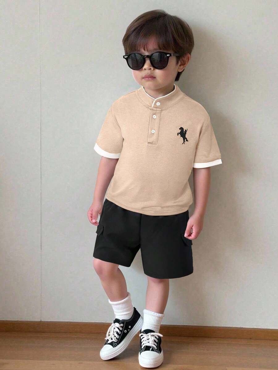 SHEIN Little Byeori 两件套男童舒适立领撞色休闲时尚日常百搭针织衫T恤和梭织短裤，适合春夏季日常穿着、运动、郊游、上学、聚会、节日、演出、摄影等场合。