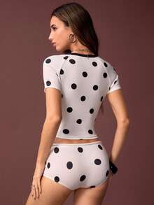 SHEIN Kung Fu Panda Bộ 2 món áo thun ngắn tay và quần short chấm bi in hình gấu trúc dành cho nữ mùa hè, ôm sát người, gồm áo thun và quần short. - Đen và trắng - Xem 2