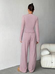 SHEIN Tall 女士休闲家居睡衣套装,包含条纹圆领长袖T恤和宽松条纹直筒裤,适合日常穿着、运动、春夏/夏季、返校季穿着。棕色条纹两件套,条纹家居服套装,条纹两件套家居服套装。 - 粉色 - 查看 3