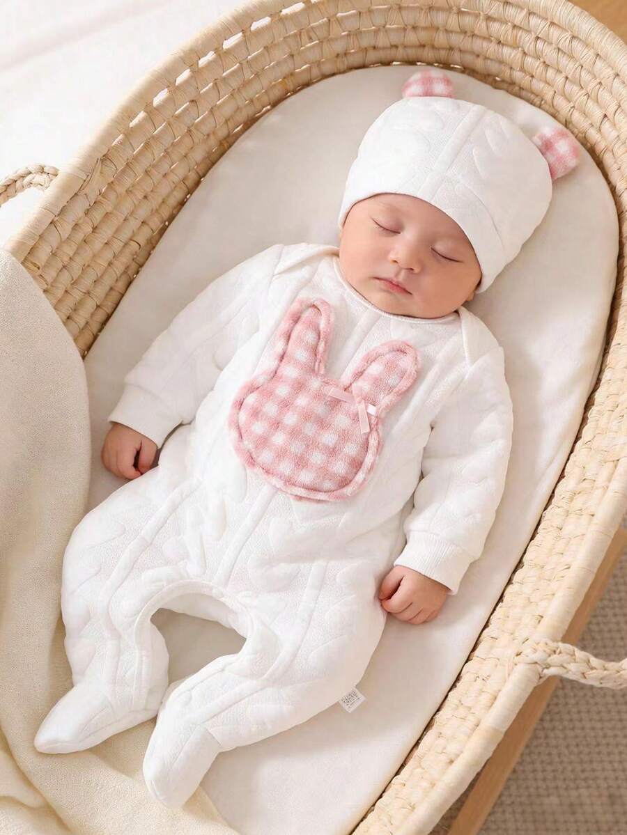 Conjunto para recém-nascido com body de manga comprida, pezinho e gorro em algodão jacquard xadrez com textura de coração e estampa 3D de coelho. - Branco - Ver 1