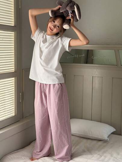 Dazy Kids Bộ đồ ngủ cho bé gái tuổi teen, áo tay ngắn màu trơn và quần in nơ, thích hợp cho mùa xuân hè.