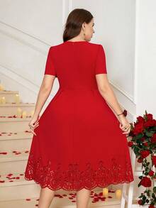 Vestido de mujer de talla y longitud media con cuello cuadrado y adorno de concha - Albaricoque - Ver 9