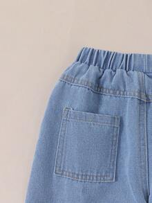 SHEIN Playful Pals Denimly 春夏新款男童宽松浅蓝色牛仔裤，弹性腰带设计，穿着舒适方便，搭配简单的T恤或衬衫，打造休闲时尚造型，另有卡通图案可选，增添活泼气息，是男童日常穿着的必备百搭单品，适合上学、户外活动、旅行、家庭活动、聚会等场合。 - 淺色水洗藍 - 查看 5