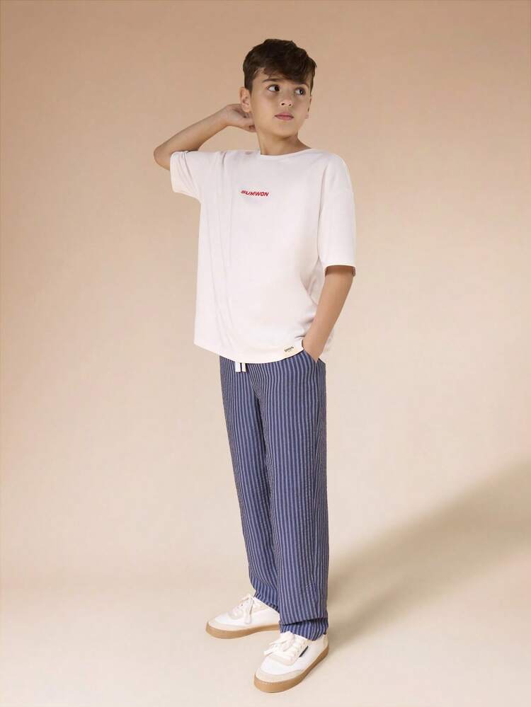 Set di maglietta grafica con pantaloni a righe