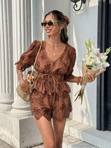 SHEIN Frenchy 女士V领花卉刺绣图案腰带褶皱不对称下摆短袖上衣和短裤休闲通勤套装 - 咖啡棕 - 查看 5