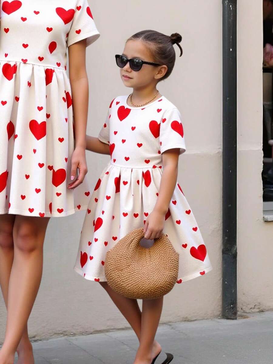 SHEIN 少女亲子休闲舒适圆领心形图案节日家庭聚会红色中长连衣裙 - 紅色 - 查看 1