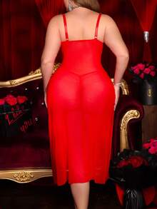 SHEIN Conjunto de 2 piezas de lencería sexy y romántica de talla grande para el Día de San Valentín, con vestido de malla transparente con adorno de encaje rojo + tanga - Rojo - Ver 2